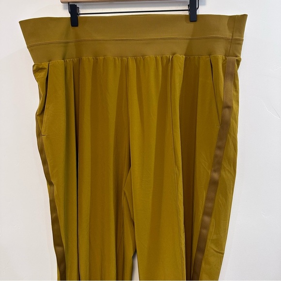 ATHLETA Brooklyn Textured Ankle Pants yellow - Picture 4 of 9